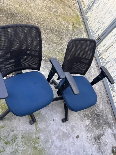 Vendo duas cadeiras giratórias escrito 
