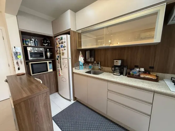 Apartamento 2 dormitórios com suíte, sacada com churrasqueira e vista para área verde em F