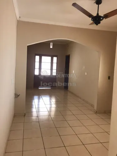 Ótima Casa De 04 Dormitórios, Sendo 02 Com Armários Embutidos e 01 Tipo Apartamento