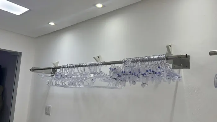 Oportunidade!! Material para loja roupas, cabides, araras!