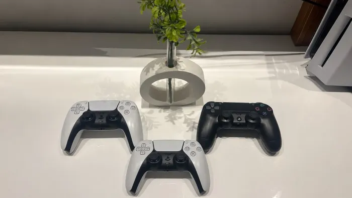 CONTROLE DE PS5 DUALSENSE E DE PS4