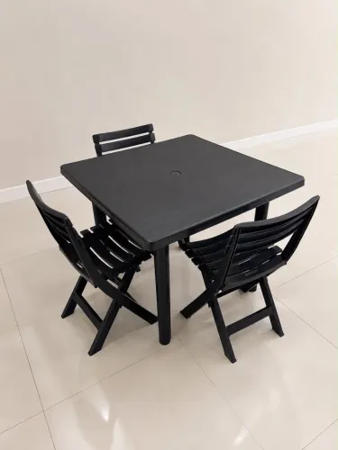 Mesa com 03 cadeiras preta de plastico