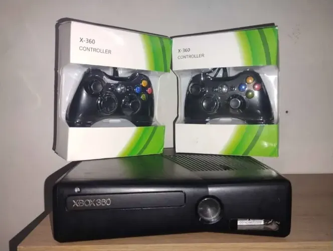 Xbox 360 Slim + 2 controles novos c/fio + HD Interno de 320GB com 40 jogos