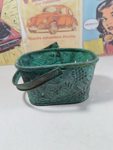 Cesta de metal com marcas do tempo
