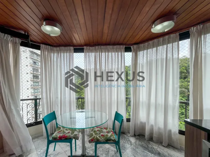 Apartamento com varanda e lazer na Praia das Pitangueiras, Guaruja