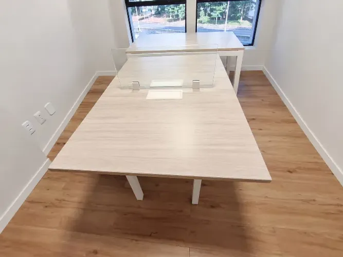 Mesa de Escritório Dupla (Plataforma) 140x100cm MDF 25mm com Caixa de Tomada e Rede