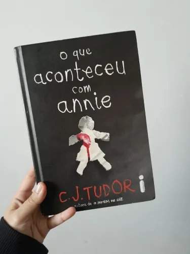 Livro "O que aconteceu com Annie", de C.J. Tudor