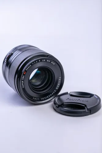 Lente Fujifilm XF33mm F1.4 R LM WR p/ FUJI x-mount