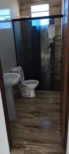 Alugo essa casa no 1° piso valor 1100