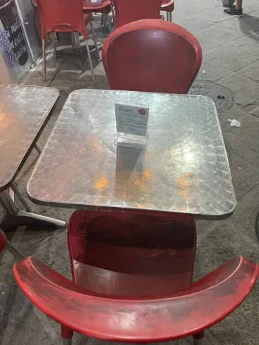 Jogo de mesa com 4 cadeiras 