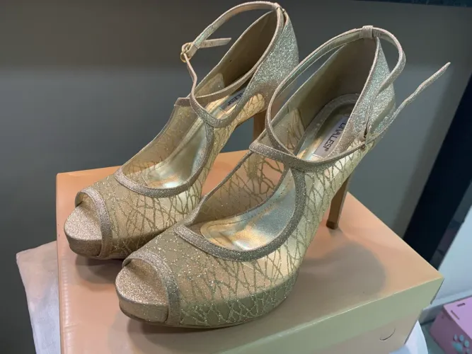 SANDÁLIA DOURADA MARCA DIVANESI