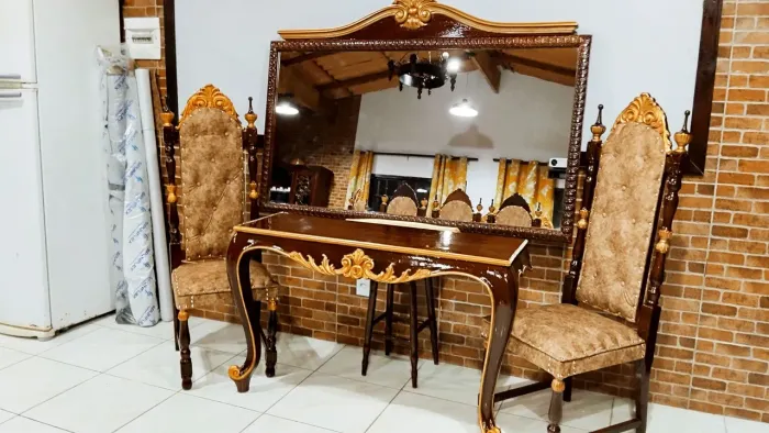 Lindo espelho com aparador e 2 cadeiras entalhado a mão com ouro velho 3.500