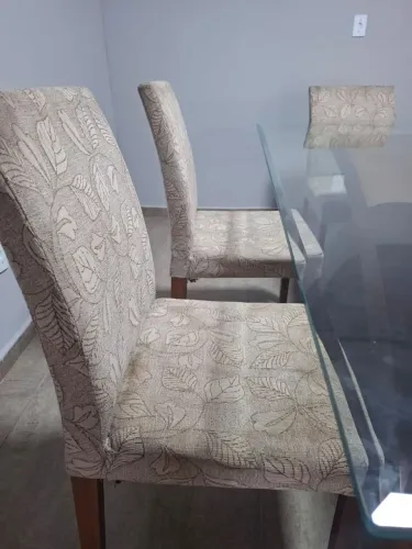 Mesa 8 lugares com 6 cadeiras.