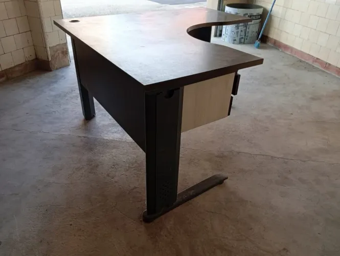 Mesa de computador pra levar embora logo