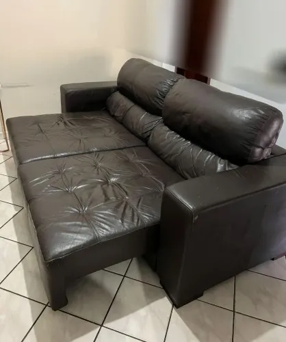 Sofa de couro legítimo. Retrátil e reclinável. Entrego.