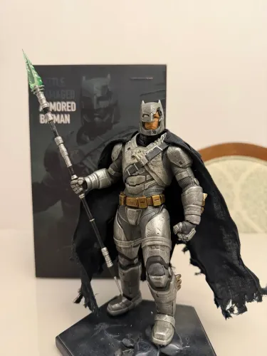 Iron Studios Armored Batman Battle Damaged 1/10- Dc comics ( Batman vs superman)