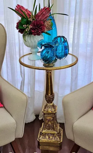 Mesa Lateral Dourada com Detalhes Elegantes
