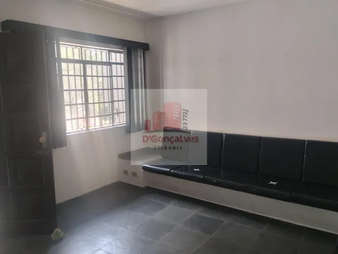 Casa sobrado no centro de Diadema. Em frente a Praça da Moça, com dois dormitórios, duas s