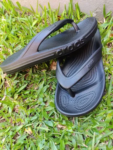 Chinelo Crocs Premium adulto Tam 33 ao 40,cores preto e branco.