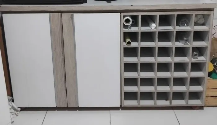 Estante com portas e nichos