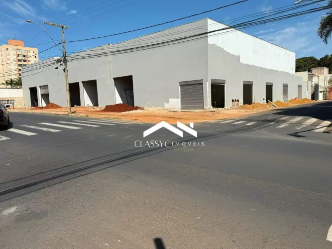 Galpão industrial/comercial amplo no Martins, Uberlândia: 400m² cobertos + 700m² total.