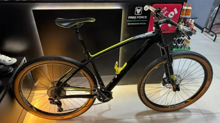 Oportunidade Bike de Carbono Caloi Elite Carbon Shimano Deore SLX Rockshox Recon