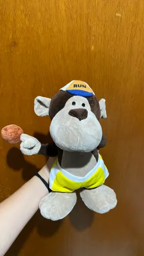 Pelúcia Macaquinho Esportista com Boné "RUN"