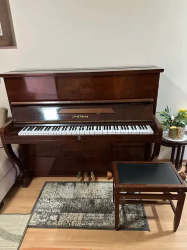 Piano acústico vertical Zimmermann, nacional.