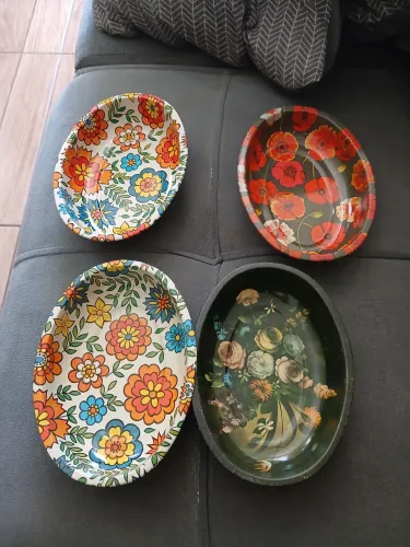 bandeja ou travessa redonda de metal com estampa floral estilo retrô dos anos 70