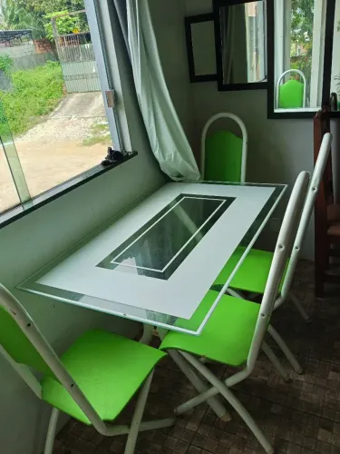 Mesa com 4 cadeiras 