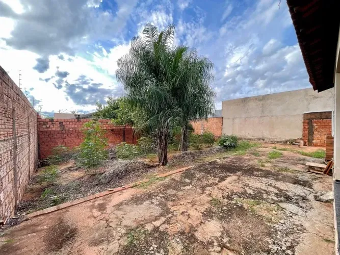 Imóvel com 2 quartos - 1 suíte e amplo quintal