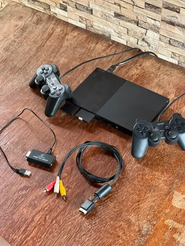 PlayStation 2 com 2 controles e lol já com jogos 