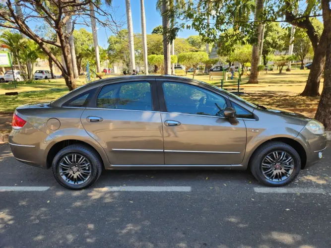 Fiat Linea Essence 1.8 Flex 16V 4P 2013