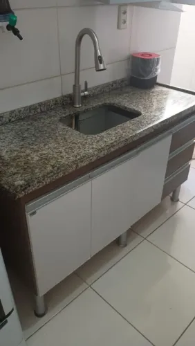Gabinete e pia de granito andorinha 1,40m com cuba funda