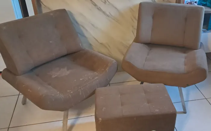Duas poltronas e um puff.