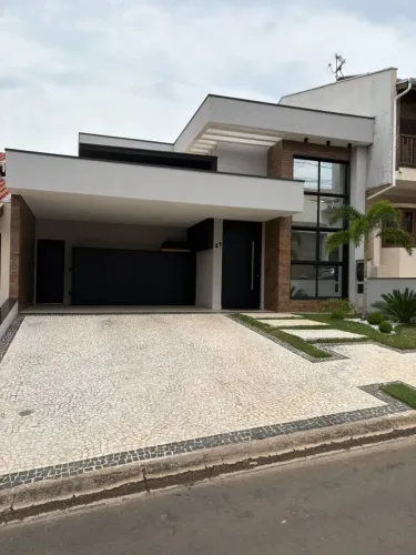 Casa de condomínio para venda tem 250 metros quadrados com 3 quartos