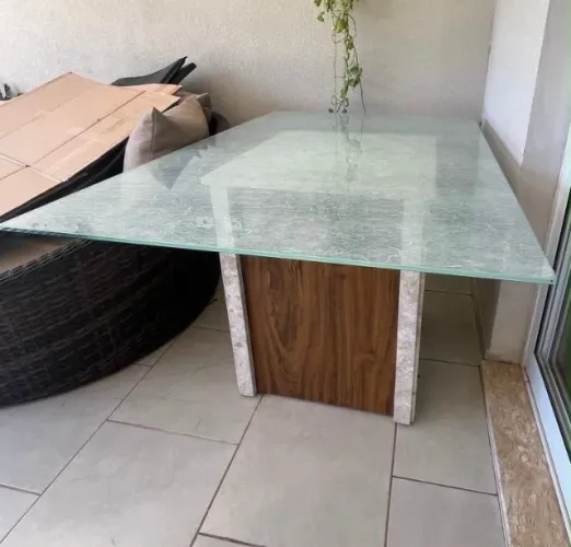 Está de jantar para 6 lugares (apenas a mesa).