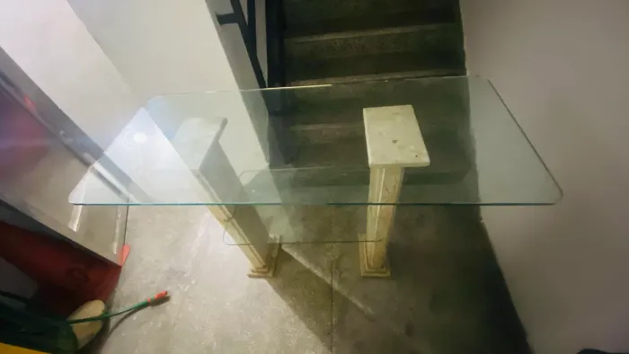 Aparador de mármore com vidro