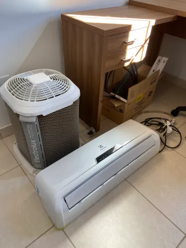 AR CONDICIONADO SPLIT INVERTER ELECTROLUX 9.000 BTUs - 220V