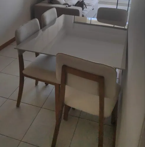 Mesa e cadeira