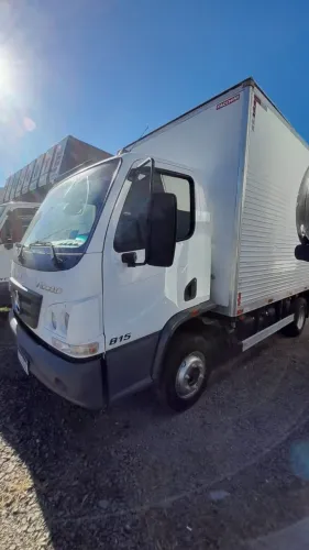 Accelo 815 com baú, e plataforma.