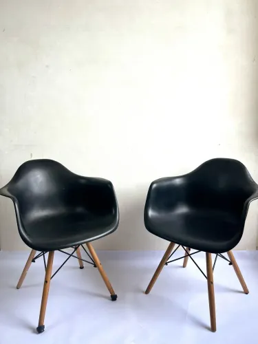 CADEIRA CHARLES EAMES EIFFEL COM BRAÇOS _ PRETA 