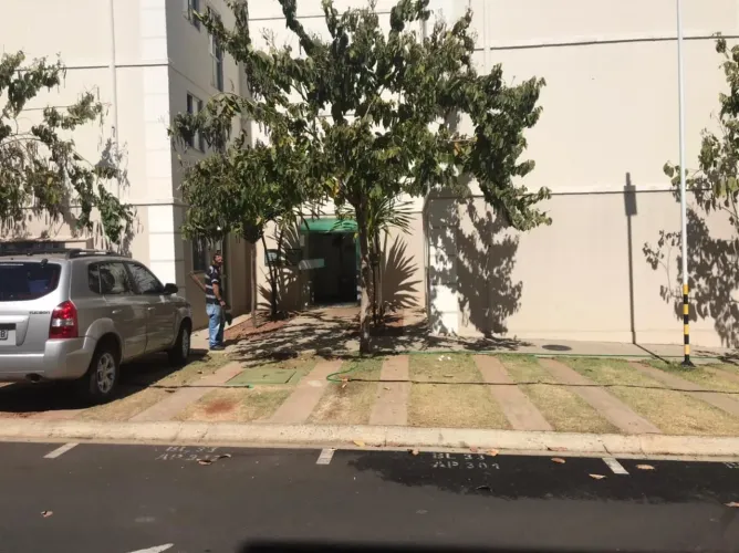 Vendo apartamento térreo em condomínio United States no bairro Shopping Park 