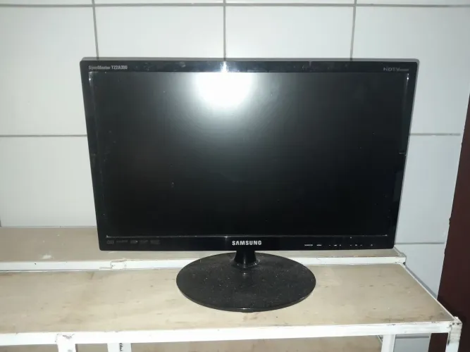 Vende-se TV Samsung 21.5 polegadas Quebrada