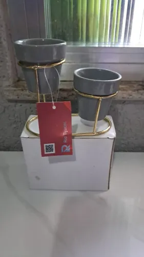 conjunto de mini vasos cinzas de cerâmica com suporte metálico dourado
