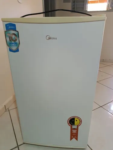 Frigobar MIDEA 93 litros novíssimo