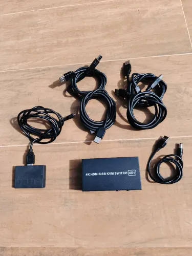 KVM switch para 4 dispositivos em um monitor e mouse