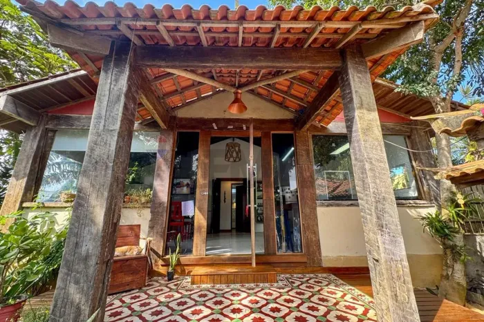 Casa à venda em Estilo Buziano com 2 Kinets e Alto Potencial de Rentabilidade em Búzios