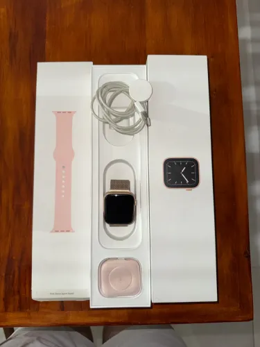 Apple Watch, 44mm, serie 5 semi novo, com carregador e caixa + pulseiras variadas 