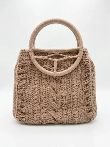 Bolsa de crochê com alça de madeira